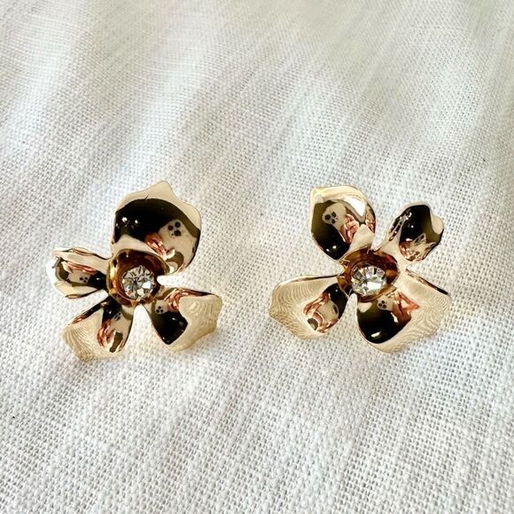 Petite gold shiny flower stud earrings - Picture 1 of 3